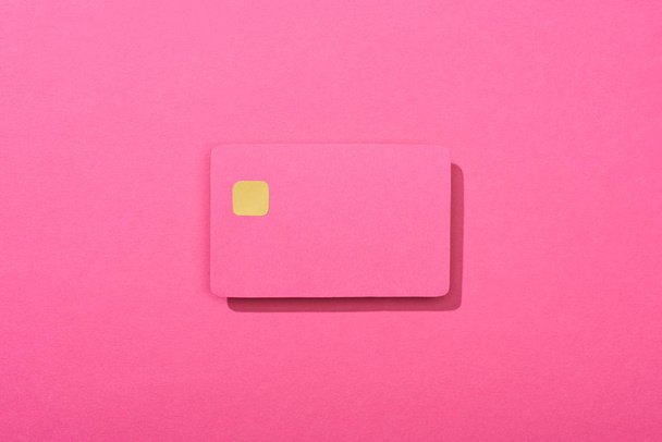 вид сверху на красочную пустую кредитную карту на розовом фоне
 - Фото, изображение