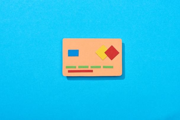 вид сверху на пустую кредитную карту на синем фоне
 - Фото, изображение