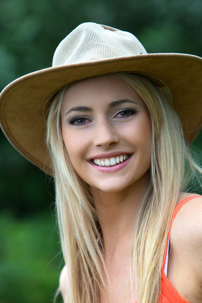 Szép, mosolygós nő egy kalap - Fotó, kép