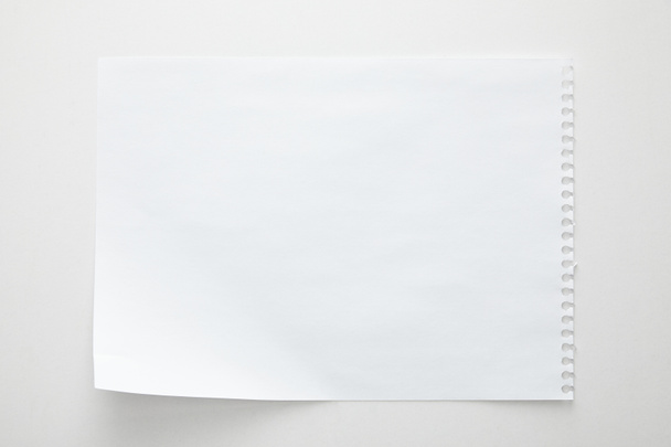 vista superior de la hoja de papel vacía sobre fondo blanco
 - Foto, imagen