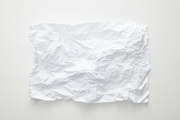 horní pohled na prázdný zmačkaný papír na bílém pozadí - Fotografie, Obrázek