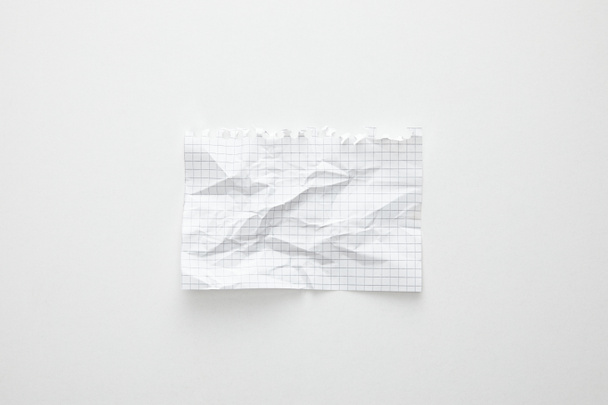 vista superior del papel arrugado vacío sobre fondo blanco
 - Foto, Imagen