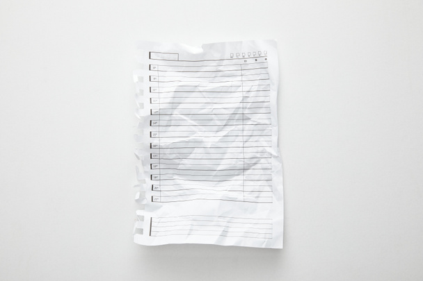 верхний вид пустой скомканной бумаги на белом
 - Фото, изображение