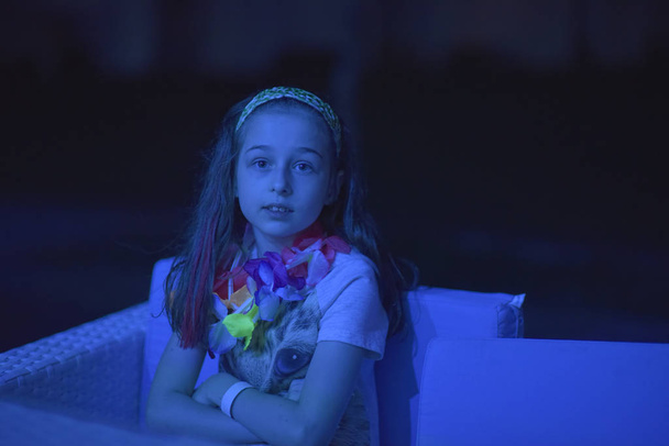 Genç Avrupalı esmer, kıvırcık model pozu. Genç kız. 10 yaşındaki kız bir kafede verandada poz veriyor.. - Fotoğraf, Görsel