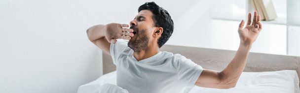панорамний знімок красивого бі-расового чоловіка позіхання вранці
  - Фото, зображення