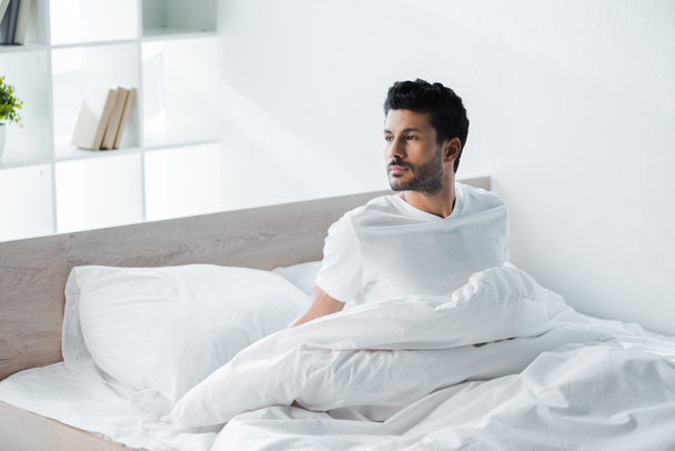 guapo bi-racial hombre en camiseta despertando en la mañana
  - Foto, Imagen