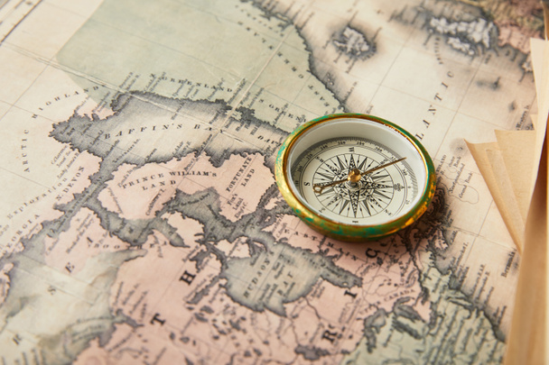 vintage compass on map background - Φωτογραφία, εικόνα