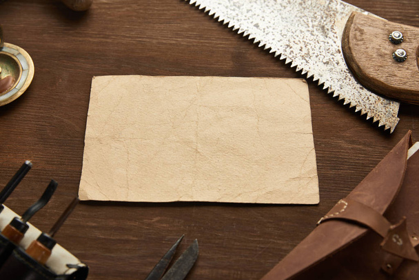 strumenti di falegnameria invecchiato vicino notebook vintage vuoto su tavolo di legno
 - Foto, immagini