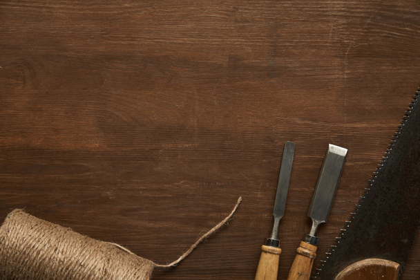 Eski marangozluk araçları ve ahşap masa üzerindeki sicim üst görünümü - Fotoğraf, Görsel