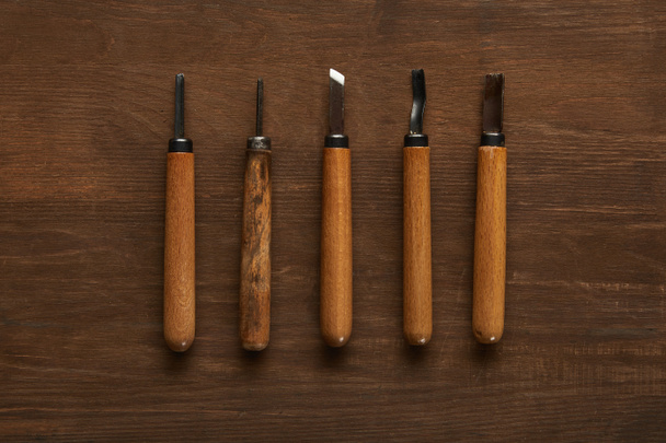 vista superior de herramientas de carpintería sobre mesa de madera
 - Foto, imagen
