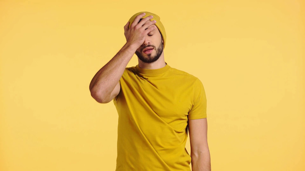 Trauriger Mann zeigt Handfläche auf gelbem Grund - Filmmaterial, Video