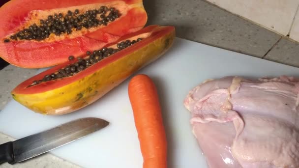 Ristikontaminaatio, papaija hedelmät ja raaka kananrinta samalla valkoisella leikkuulaudalla voi aiheuttaa terveysvaaraa
. - Materiaali, video