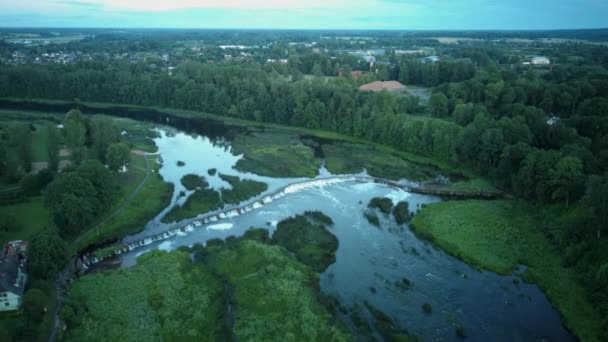 Volando sobre la cascada más ancha de Europa Ubicada en la ciudad de Kuldiga, Letonia, en la noche de verano después de la tormenta. Areal Dron Shot
. - Metraje, vídeo