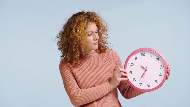 mujer sorprendida bostezando y mirando el reloj aislado en gris
 - Metraje, vídeo