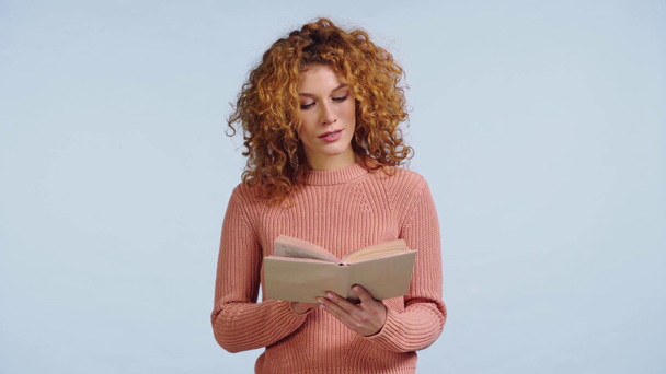 Aufmerksame, positive Frau liest Buch isoliert auf grau - Filmmaterial, Video