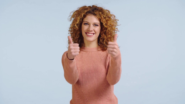 Χαρούμενη γυναίκα δείχνει τους αντίχειρες επάνω απομονωμένη στο γκρι - Πλάνα, βίντεο