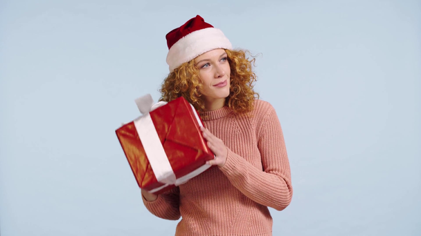 χαμογελαστή γυναίκα κουνώντας κουτί δώρου Χριστούγεννα απομονώνονται σε γκρι - Πλάνα, βίντεο