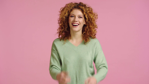 sonriente mujer mostrando los pulgares hacia arriba y asintiendo aislado en rosa
 - Metraje, vídeo