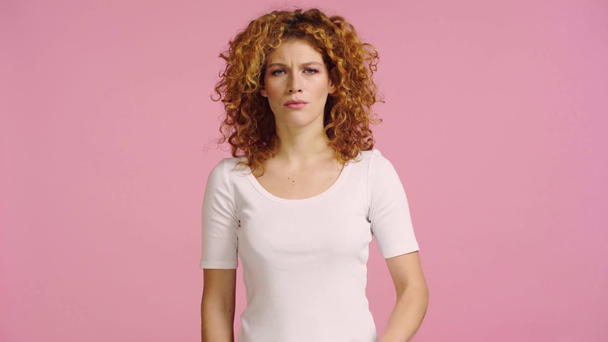 Unzufriedene Frau zeigt Verweigerungsgeste isoliert auf rosa - Filmmaterial, Video