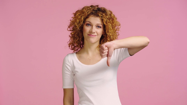 mulher descontente mostrando polegar para baixo isolado em rosa
 - Filmagem, Vídeo