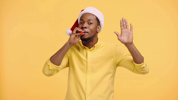 glücklich afrikanisch-amerikanischer Mann winkt Hand isoliert auf gelb - Filmmaterial, Video