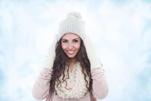 Winter portrait of young woman - Фото, зображення