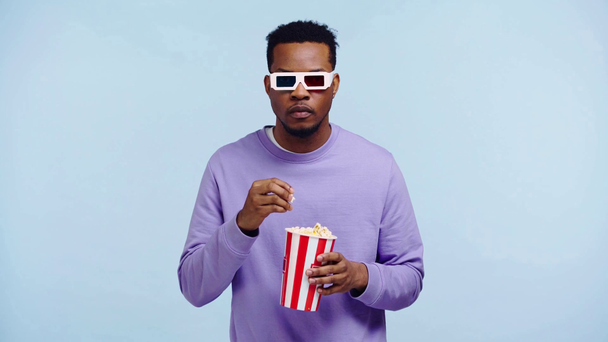 focado homem afro-americano assistindo filme isolado em azul
 - Filmagem, Vídeo