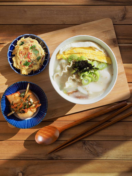 Sopa de pastel de arroz en rodajas de comida tradicional coreana, Tteok y sopa de albóndigas - Foto, imagen