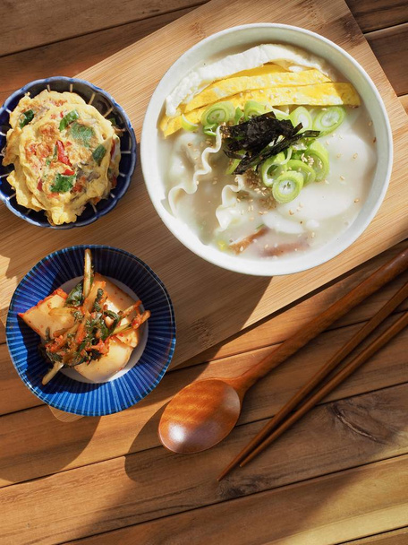 韓国の伝統料理スライスケーキスープ、トックスープと餃子スープ - 写真・画像