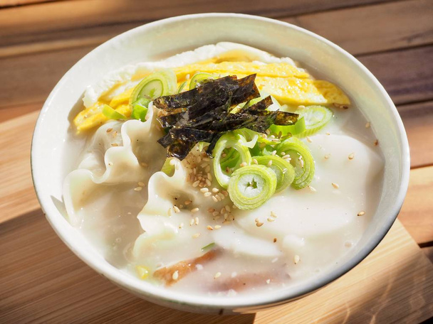 Korealainen perinteinen ruoka viipaloitu riisi Kakku Keitto, Tteok ja mykykeitto - Valokuva, kuva
