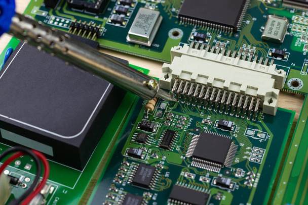 soldador para la reparación electrónica del circuito informático
  - Foto, Imagen