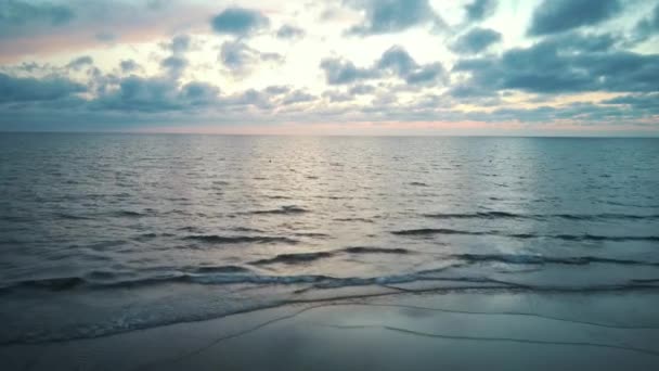 Dron Seaafter Sunset 'in üzerinde uçuyor. Güzel Deniz Günbatımı Üstgeçidi Hava Aracı Çekimi. Denizin Üzerinde Gün Doğumu. Letonya, Baltık Denizi 'nde Renkli Gün Batımı - Video, Çekim