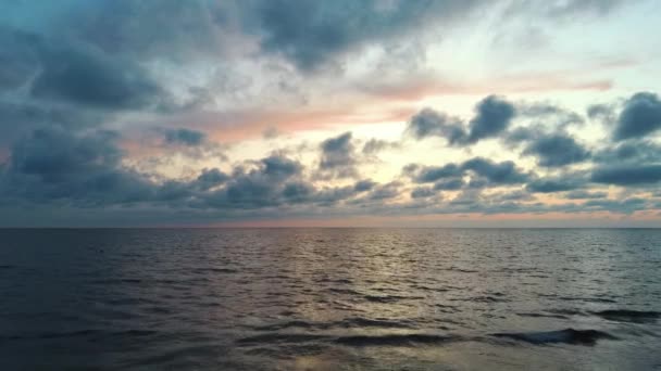 Drohne fliegt nach Sonnenuntergang über das Meer. schöne Meer Sonnenuntergang Überflug aus der Luft Drohne schießen. Sonnenaufgang über dem Meer. farbenfroher Sonnenuntergang an der Ostsee, Lettland - Filmmaterial, Video