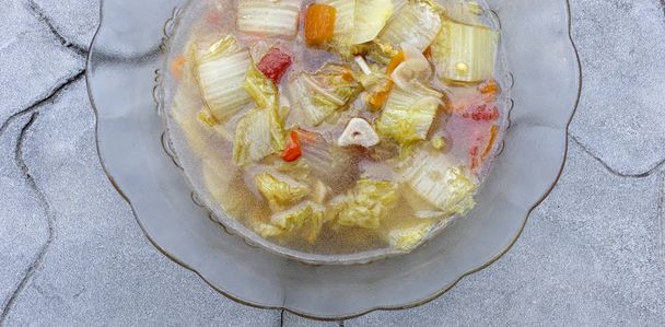 Petsai vagy sayur sawi putih apróra vágott chilivel felszolgált leves és meleg olcsó étel Indonéziában, jó ízléssel - Fotó, kép