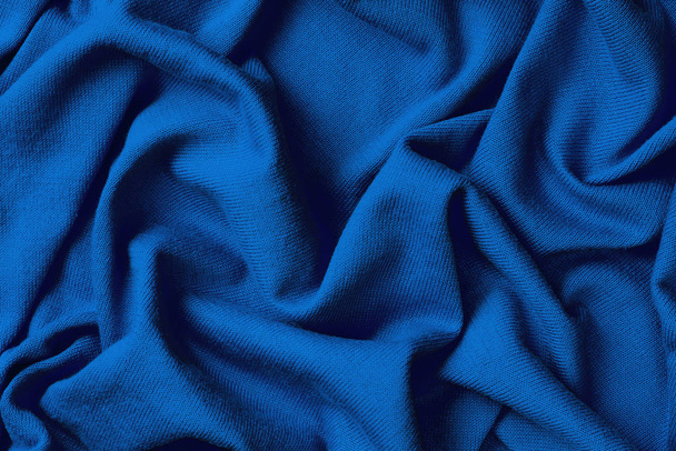 Fondo de tela de algodón azul arrugado, color de tendencia del año 2020 Classic Blue
. - Foto, Imagen