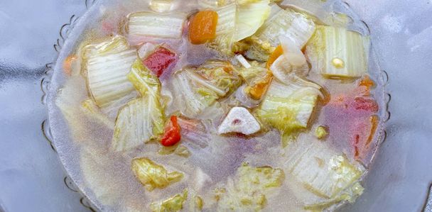 petsai oder sayur sawi putih mit gehackten chili serviert suppy und warm ist billiges essen in indonesien mit gutem geschmack - Foto, Bild
