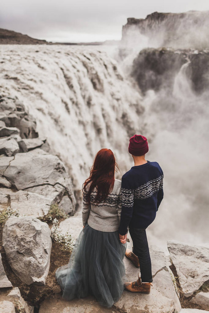 junges verliebtes Paar beim Anblick des berühmten isländischen Wahrzeichens - Foto, Bild