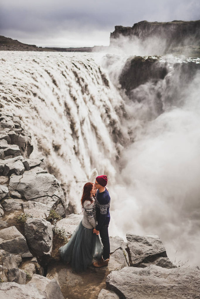 Mladý stylový pár v lásce líbání spolu poblíž slavný islandský - Fotografie, Obrázek