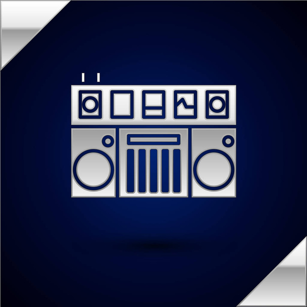 Ασημένιο dj τηλεχειριστήριο για το παιχνίδι και ανάμειξη εικονίδιο μουσικής απομονωθεί σε σκούρο μπλε φόντο. Ο μίκτης DJ ολοκληρώθηκε με παίκτη βινυλίου και τηλεχειριστήριο. Απεικόνιση διανυσματικών φορέων - Διάνυσμα, εικόνα