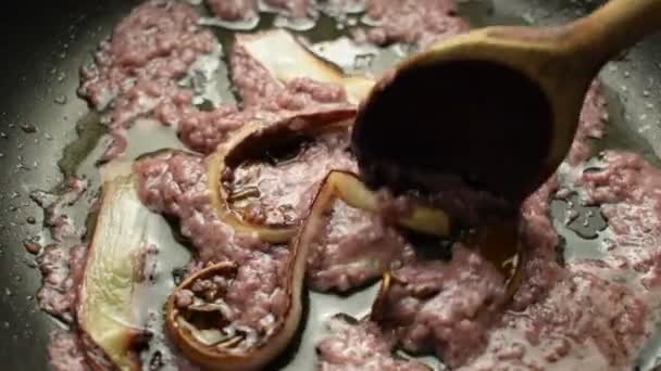 Kastikkeen valmistelu punaisella radicchiolla ja pisaralla pastaa varten
 - Materiaali, video