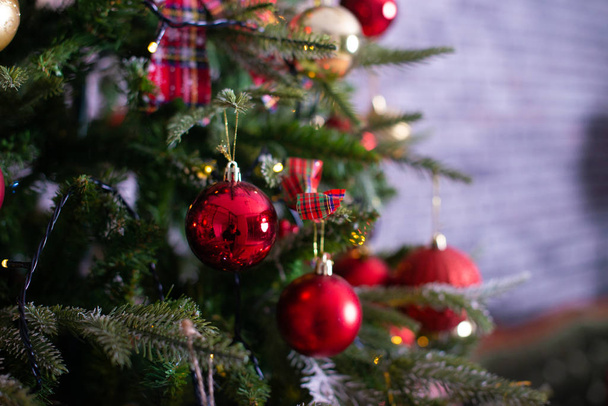Feliz Navidad y Año Nuevo fondo de vacaciones. Hermoso árbol de Navidad decorado
. - Foto, Imagen