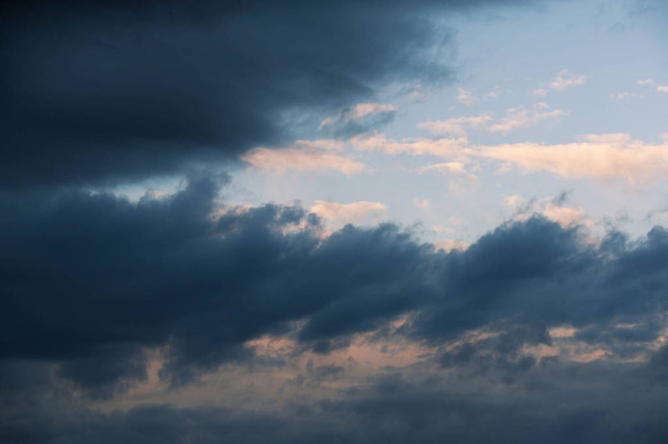 Νεφελώδης συννεφιώδης τοπίο στη μετεωρολογία, ένα σύννεφο είναι ένας Αερός - Φωτογραφία, εικόνα