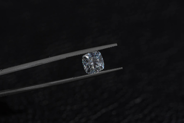 Diamant in Schmuckpinzette - Foto, Bild