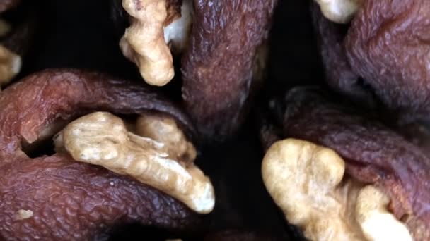 Spořič obrazovky potravin, rotující pozadí sušených meruněk plněných ořechovými jádry pomocí zoomu a pohybu fotoaparátu - Záběry, video