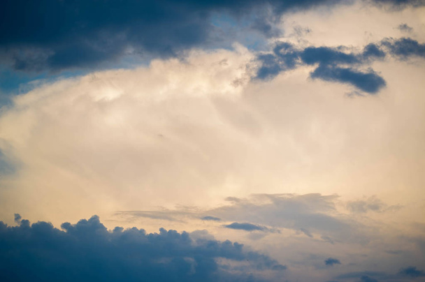 хмари У метеорології хмара це аерозоль, що складається з візиту
 - Фото, зображення