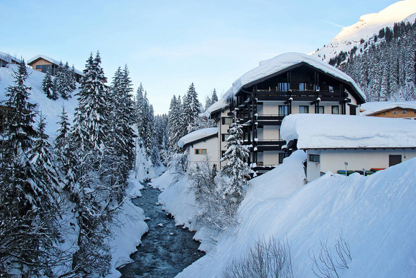 Lech am Arlberg Dorf und Fluss im Winter - Foto, Bild