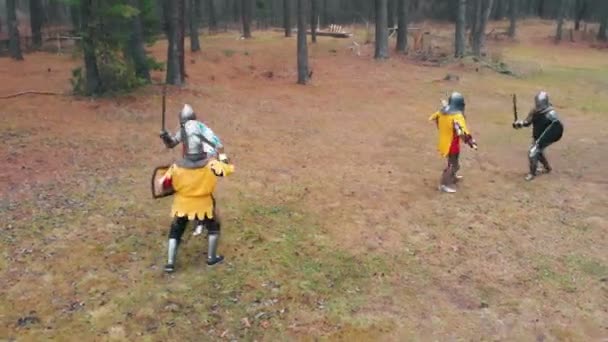 Quattro cavalieri uomini che fanno un combattimento di addestramento - due uomini che vengono sconfitti
 - Filmati, video
