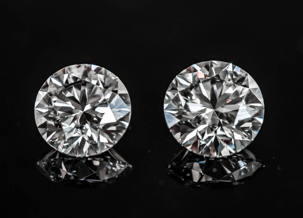 Δύο διαμάντια σε μαύρο φόντο - Φωτογραφία, εικόνα