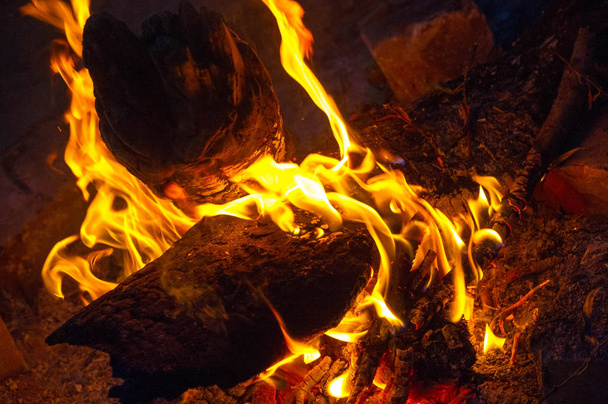 El fuego en su forma más común puede conducir a un fuego que puede causar p
 - Foto, Imagen