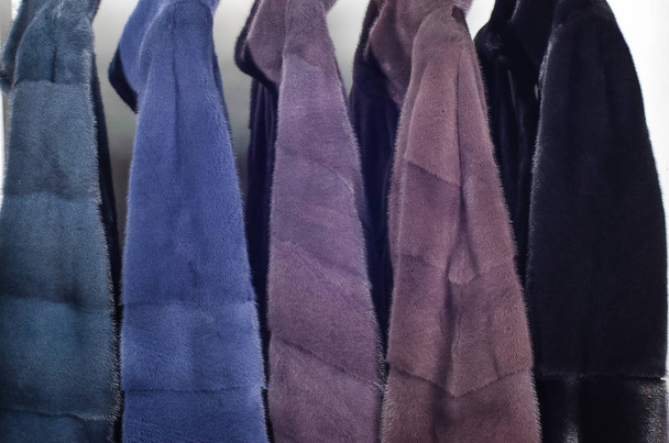Sortiment kožešinových plášťů pro kožešinovou dílnu zblízka - Fotografie, Obrázek